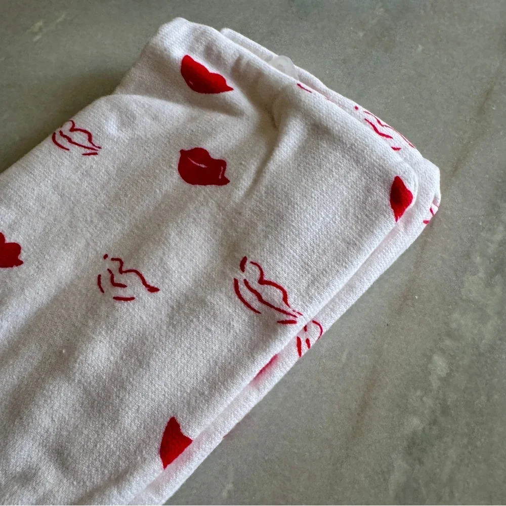NWT Threshold 2 ct hand towels with red lips design